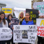 Ucraina, Mariupol: 25 civili usciti da acciaieria. Kiev: “Russia continua attacchi sulla città”. Esplosioni a Odessa.  Zelensky: “Pronto a vedere Putin”