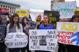 Ucraina, Mariupol: 25 civili usciti da acciaieria. Kiev: “Russia continua attacchi sulla città”. Esplosioni a Odessa.  Zelensky: “Pronto a vedere Putin”