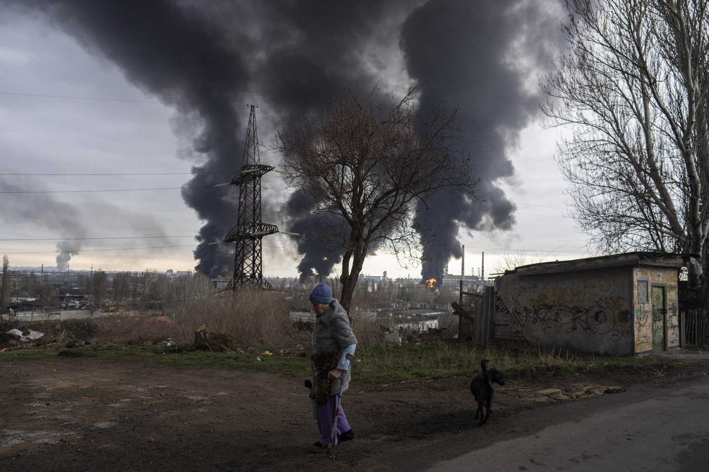Ucraina, Zelensky: “Presto due giornate della vittoria”. Missili su Odessa durante la visita di Michel