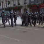 1 Maggio, scontri a Parigi tra polizia e manifestanti: lanci di bottiglie e lacrimogeni