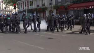 1 Maggio, scontri a Parigi tra polizia e manifestanti: lanci di bottiglie e lacrimogeni