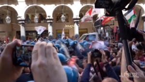 1 maggio: scontri in piazza a Torino tra polizia e lavoratori