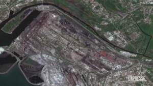 Ucraina, le immagini satellitari dell’acciaieria Azovstal distrutta dai bombardamenti russi