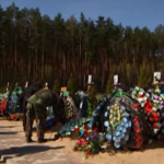 Ucraina: a Irpin militari e civili ricordano le vittime della guerra, fiori e corone sulle tombe