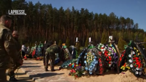 Ucraina: a Irpin militari e civili ricordano le vittime della guerra, fiori e corone sulle tombe