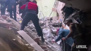 Ucraina, evacuazione Mariupol: i civili si fanno largo tra le macerie dell’acciaieria