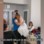 Ucraina, perde le gambe per una mina russa: il toccante ballo di nozze in ospedale a Leopoli