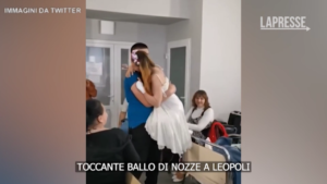 Ucraina, perde le gambe per una mina russa: il toccante ballo di nozze in ospedale a Leopoli
