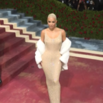 Met Gala, Kim Kardashian con l’abito indossato da Marylin Monroe per cantare ‘Happy Birthday’ a JFK