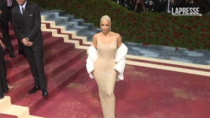 Met Gala, Kim Kardashian con l’abito indossato da Marylin Monroe per cantare ‘Happy Birthday’ a JFK