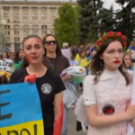 Kiev, moglie e madri dei soldati dell’Azovstal in corteo