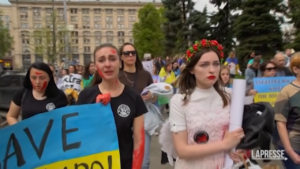 Kiev, moglie e madri dei soldati dell’Azovstal in corteo