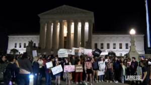 Usa, Corte Suprema vuole abolire legge su diritto all’aborto: proteste a Washington