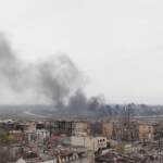 Ucraina, continua il pesante attacco sull’acciaieria Azovstal di Mariupol. Putin: “Pronti corridoi umanitari ma i militanti si arrendano”. La Russia annulla la parata del 9 maggio e annuncia: “Simulato il lancio di missili nucleari”