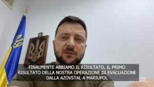 Ucraina, Zelensky: “C’è la possibilità di salvare tutti dall’acciaieria di Mariupol”