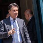 Governo,  Conte attacca su Dl aiuti: “Basta ricatti”. E Draghi boccia superbonus, ira M5S