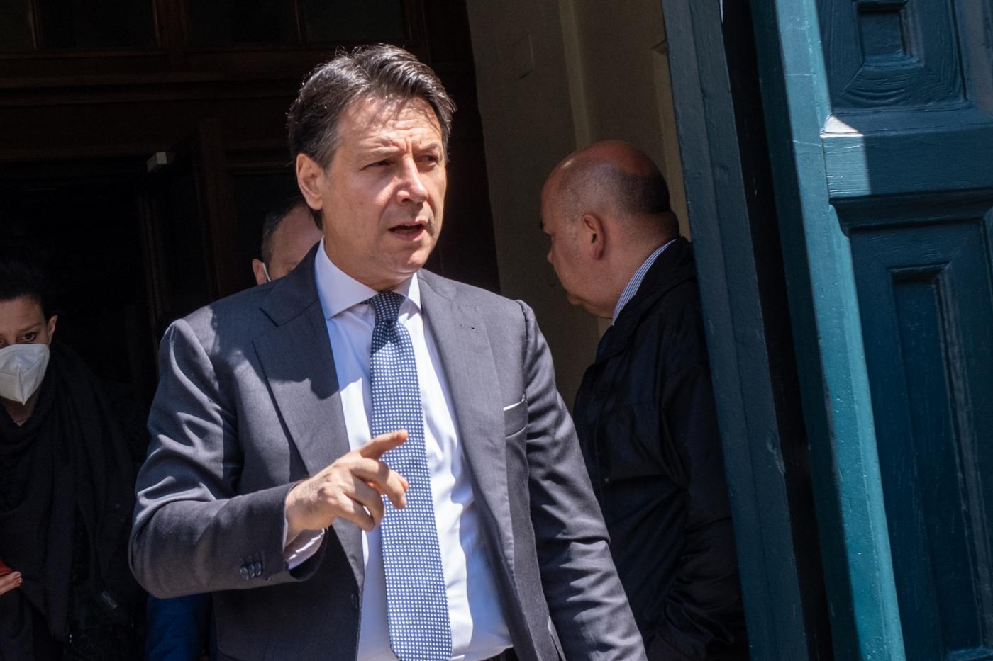 Governo,  Conte attacca su Dl aiuti: “Basta ricatti”. E Draghi boccia superbonus, ira M5S