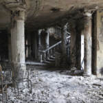 Ucraina, indagine di AP: circa 600 e non 300 i morti nell’attacco russo al teatro di Mariupol