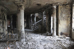 Ucraina, indagine di AP: circa 600 e non 300 i morti nell’attacco russo al teatro di Mariupol