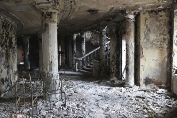 Ucraina, indagine di AP: circa 600 e non 300 i morti nell’attacco russo al teatro di Mariupol