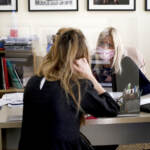 Covid, fino a giugno resta l’obbligo di mascherine al lavoro