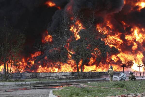 Ucraina, soldati russi entrati in un’area dell’acciaieria, Kuleba: “Azovstal resiste”. Da domani Mosca apre corridoio umanitario a Mariupol. Sanzioni, slitta decisione Ue. Raid su Dnipro. Sirene anche a Leopoli