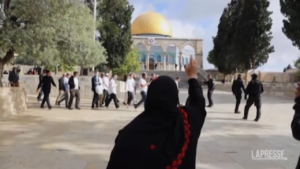 Gerusalemme: ebrei tornano in al-Aqsa, tafferugli polizia Israele-palestinesi