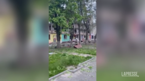 Ucraina, bombardamenti nella notte a Kramatorsk: distrutte abitazioni civili e una scuola