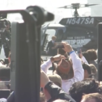 “Top Gun: Maverick”, Tom Cruise arriva alla premiere a San Diego a bordo di un elicottero