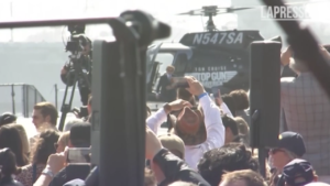 “Top Gun: Maverick”, Tom Cruise arriva alla premiere a San Diego a bordo di un elicottero