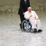 Il Papa arriva in udienza sulla sedia a rotelle per il dolore al ginocchio