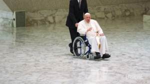Il Papa arriva in udienza sulla sedia a rotelle per il dolore al ginocchio
