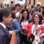Roma, una scolaresca “circonda” Giuseppe Conte: “Mamma, guarda con chi sono”