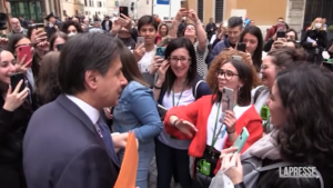 Roma, una scolaresca “circonda” Giuseppe Conte: “Mamma, guarda con chi sono”