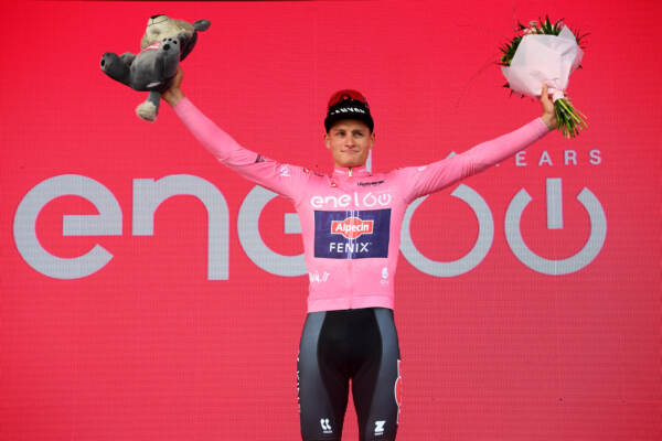 Giro d’Italia: Van der Poel batte Girmay a Visegrad, è prima maglia rosa