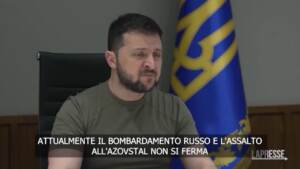 Ucraina, Zelensky: “Nell’acciaieria di Mariupol è l’inferno e ci sono bambini”