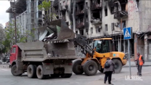 Ucraina: russi puliscono dalle macerie il centro di Mariupol in vista del Giorno della Vittoria