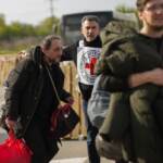 Ucraina, tutti i civili evacuati da Azovstal. Bombe su scuola con 90 persone all’interno. Stoltenberg: “La Nato non accetterà annessione Crimea”