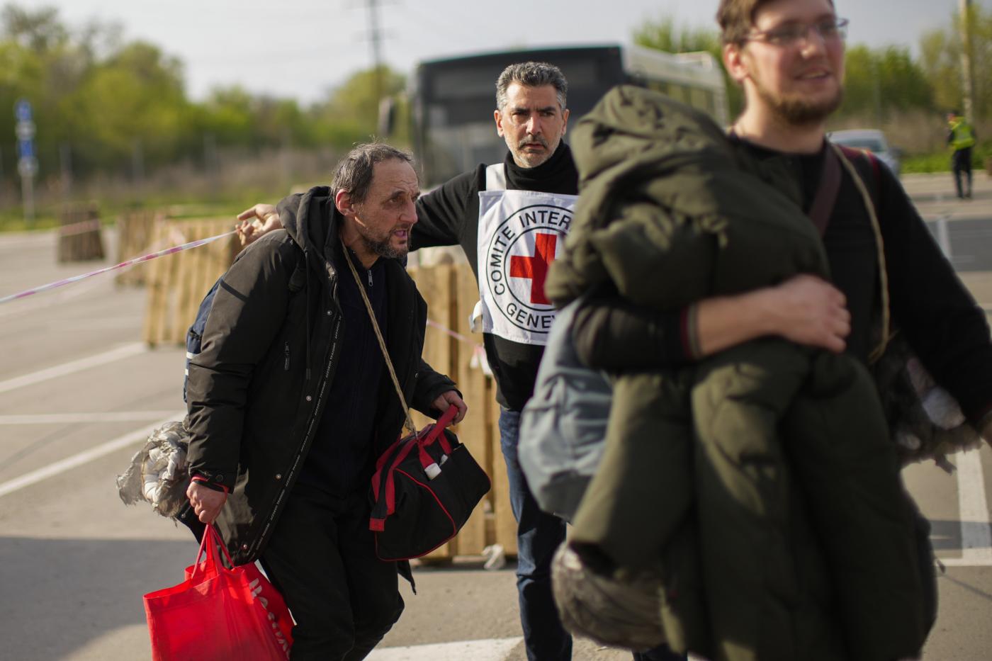 Ucraina, tutti i civili evacuati da Azovstal. Bombe su scuola con 90 persone all’interno. Stoltenberg: “La Nato non accetterà annessione Crimea”