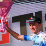 Giro d’Italia: Simon Yates conquista la crono di Budapest, van der Poel resta in rosa
