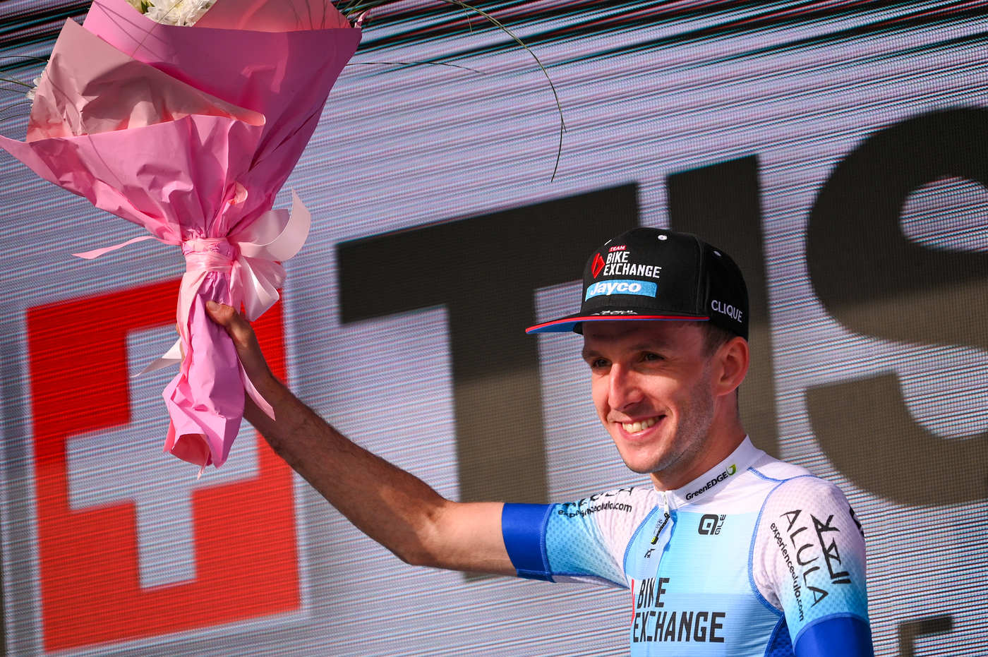 Giro d’Italia: Simon Yates conquista la crono di Budapest, van der Poel resta in rosa Giro d’Italia: Simon Yates conquista la crono di Budapest, van der Poel resta in rosa