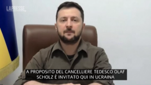 Ucraina, Zelensky invita Scholz a Kiev il 9 maggio: “Può fare questo passo politico molto potente”