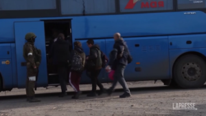 Ucraina, l’evacuazione di 50 civili dall’acciaieria Azovstal a Mariupol