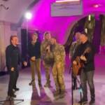 U2, concerto a sorpresa di Bono e The Edge nella metro a Kiev