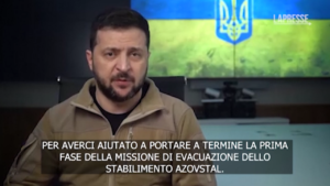 Ucraina, Zelensky: “Evacuati tutti i civili dall’acciaieria Azovstal, in salvo oltre 300 persone”