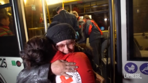 Ucraina, evacuati Azovstal a Zaporizhzhia: “Una donna separata dalla figlia e arrestata dai russi”