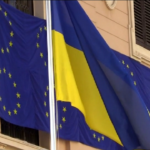 Roma, la bandiera dell’Europa avvolge l’ambasciata ucraina in Italia