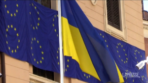 Roma, la bandiera dell’Europa avvolge l’ambasciata ucraina in Italia
