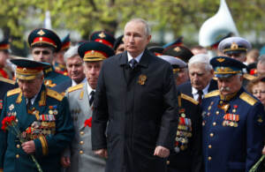 Ucraina, Putin celebra il Giorno della vittoria: “La Nato ci ha minacciati ma no a una guerra globale”