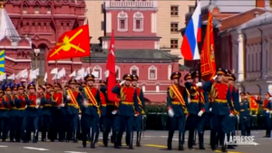 Parata del 9 maggio a Mosca, sulla Piazza Rossa sfilano soldati e mezzi militari